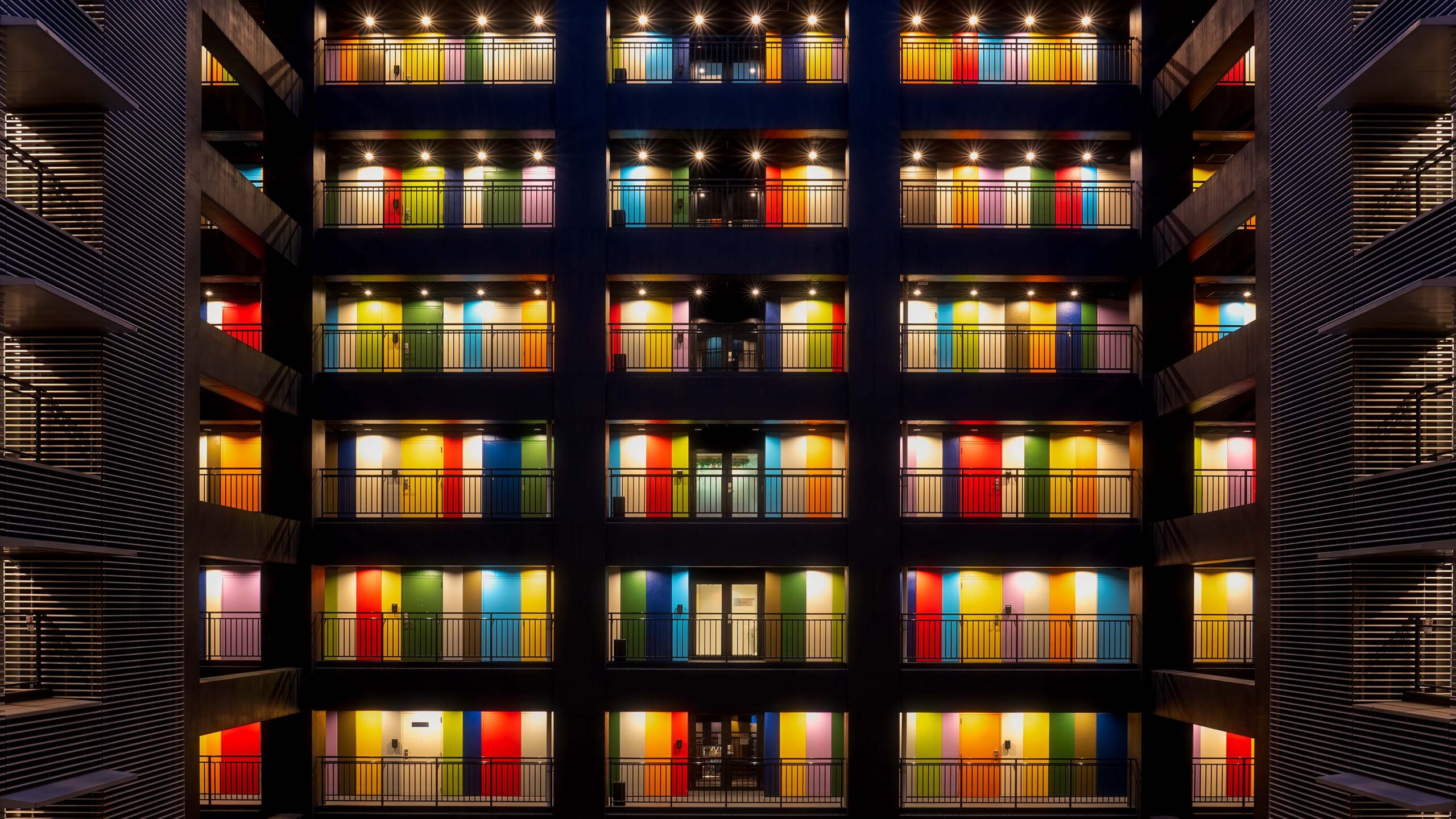 Fine art architectuurfotografie van een modern kantoorgebouw in Tokyo met symmetrisch lijnenspel en kleuraccenten