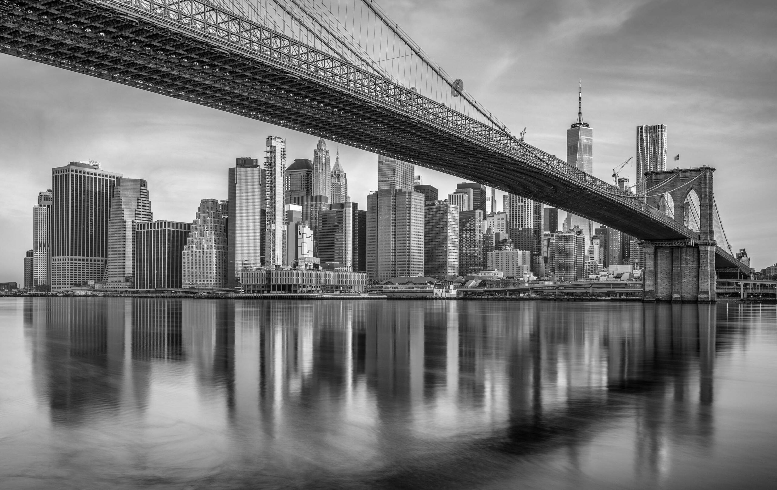 Brooklyn Bridge met skyline van New York in zwart-wit fine art fotografie