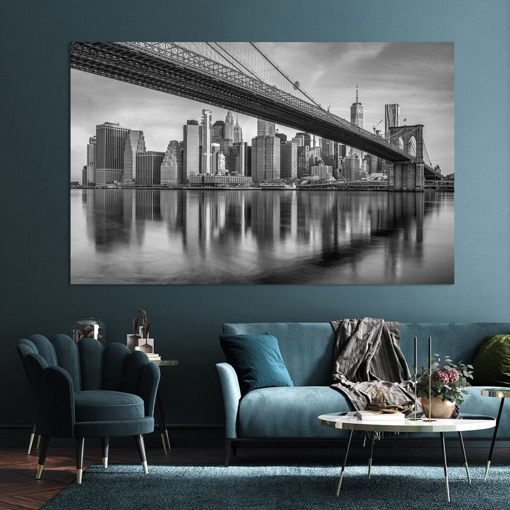 Wanddecoratie met zwart-wit stadsfotografie van de Brooklyn Bridge en New York skyline in woonkamerinterieur