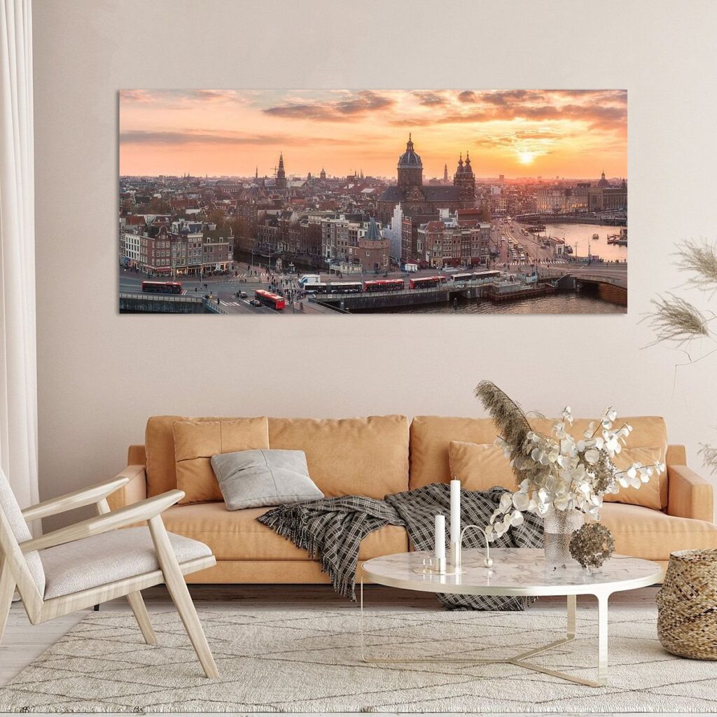 Wanddecoratie met stadsfotografie van Amsterdam in woonkamerinterieur