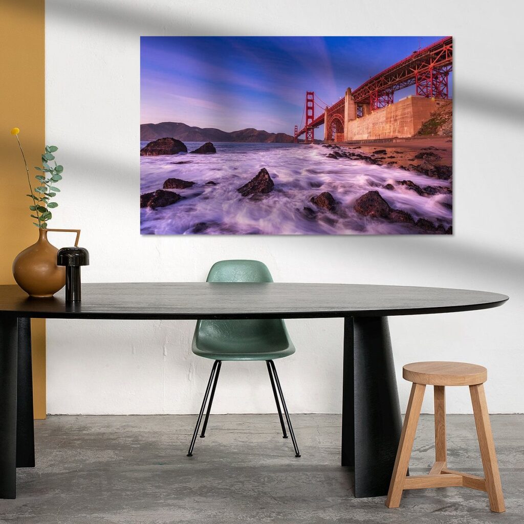 Wanddecoratie met stadsfotografie van de Golden Gate Bridge tijdens het blauwe uur in werkplekinterieur