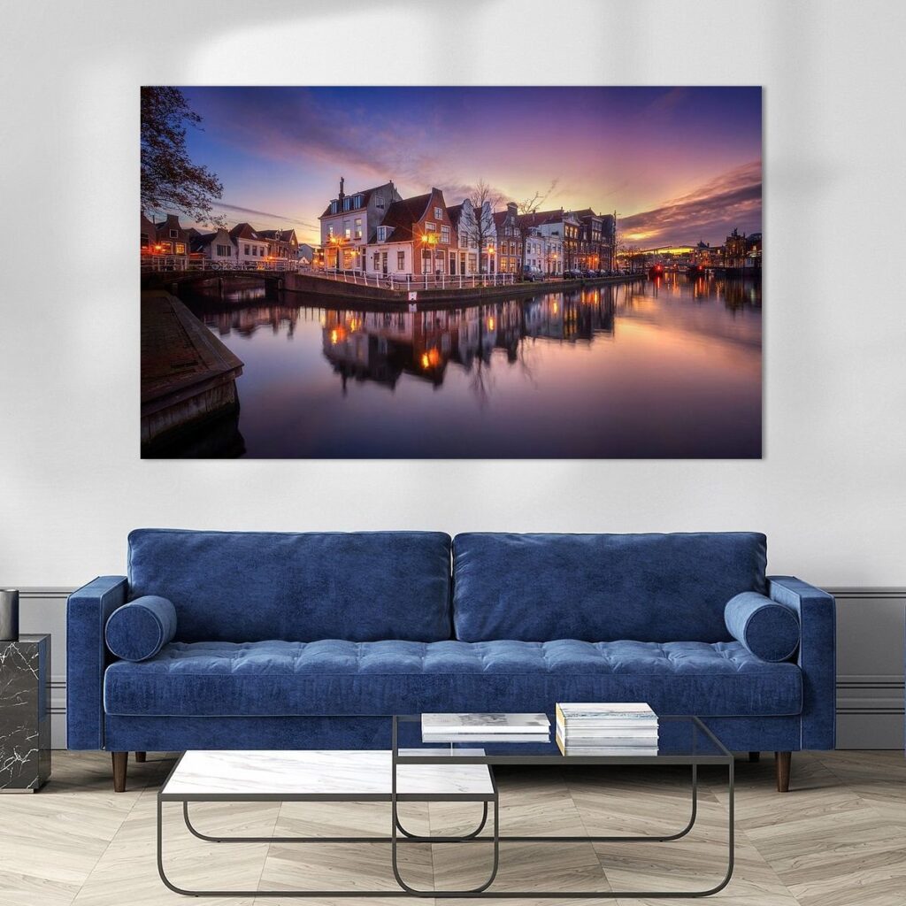 Wanddecoratie met foto van Haarlem in woonkamerinterieur